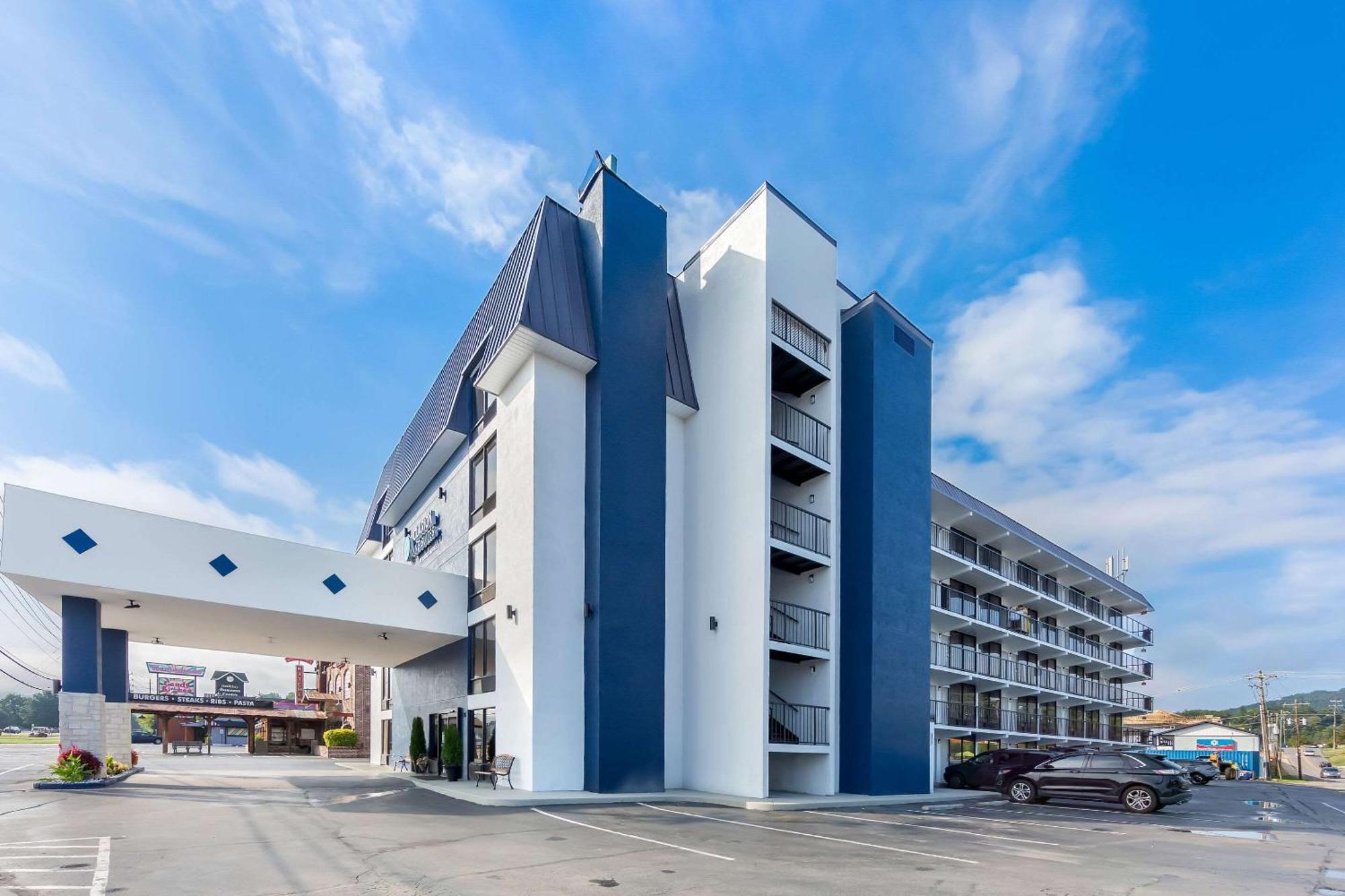 Clarion Inn & Suites Near The Leconte Center Пиджен-Фордж Экстерьер фото